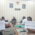 Warga saat mengadukan soal polusi yang disebabkan kandang ayam ke Komisi III DPRD Situbondo.