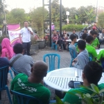 SAMBUTAN: Ketua DPRD Sullamul Hadi Nurmawan menghadiri Ngabuburit dengan Komunitas Pemuda, di Sukodono, Kamis (23/5) petang. foto: MUSTAIN/ BANGSAONLINE