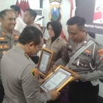 Kapolda Jawa Timur, Irjen Pol Toni Harmanto didampingi Kapolres Ngawi, AKBP Dwiasi Wiyatputera memberikan penghargaan kepada delapan anggota Polres Ngawi yang berprestasi, Sabtu (27/11/2022)