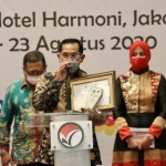 Penghargaan piagam dan tropi diserahkan oleh Menteri Agama RI Fachrul Razi kepada Gubernur Jawa Timur Khofifah Indar Parawansa yang diwakili oleh Kepala Biro Kesejahteraan Sosial (Kesos) Provinsi Jatim Hudiono, pada acara Malam Penganugerahan dan Rapat Kelulusan UM-PTKIN Tahun 2020 yang digelar di Hotel Harris Vertu Jakarta pada Jum