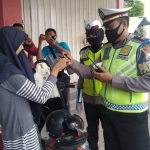 Sejumlah pengendara yang kedapatan tak memakai masker juga mendapat masker gratis dari petugas.