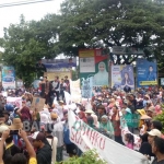 Ribuan warga dari 6 Desa di Kecamatan Jenu saat demo di depan kantor DPRD Tuban menolak pendirian kilang minyak.