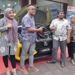 Sigit saat memperkenalkan mobil Ayla di Showroom Karunia Motor Madura