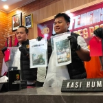 KBO Reskrim Polres Pasuruan Iptu Gagah Ardiansyah menunjukkan barang bukti dalam ungkap kasus tayangan tak senonoh dalam live instagram.