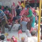 Ratusan warga saat berebut buceng di Tempat Ibadah Tri Dharma (TITD) Klenteng Kwan Sing Bio Tuban.