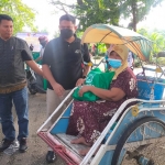 Dandeninteldam V/ Brawijaya Letkol Czi Eri Susanto saat membagikan sembako kepada salah satu warga di kawasan Monumen Arek Lancor Kabupaten Pamekasan.