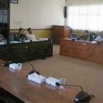 CURHAT: Sejumlah GTT/PTT SMPN se-Sidoarjo kala hearing dengan Komisi D di gedung DPRD, Rabu (10/5). foto: istimewa