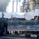 Paguyuban Karyawan PT Bromo Panuluh Steel (BPS) menggelar aksi unjuk rasa di kantor PT PLN (Persero) Kabupaten Sidoarjo, Senin (14/5).