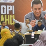 Wali Kota Kediri, Abdullah Abu Bakar (pegang mik) pada acara kopi tahu. Foto: Ist.