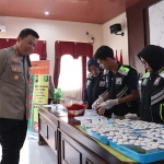 Kapolres Mojokerto Kota, AKBP Herdiawan Arifianto, saat mengecek prosesi tes urine yang diikuti jajaran.