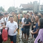 Wakil Bupati Mojokerto, Muhammad Al Barra (Gus Barra) saat meninjau lokasi banjir di Desa Tempuran, Kecamatan Sooko