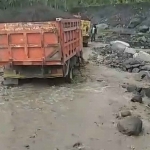 Detik-detik truk pasir tinggalkan aliran sungai Regoyo karena banjir lahar Gunung Semeru, Jumat (21/2/2025)