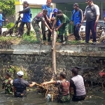 Jajaran TNI-Polri, forkopimcam, FPRB, dan masyarakat Gempol saat bersih-bersih aliran Sungai Wrati.