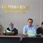 Emi Puasa Handayani didampingi Bagus Wibowo dan Tim, Kuasa Hukum PT Sekar Pamenang dari Kantor Emi, Rini dan Rekan. Foto: Ist