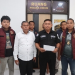 Kasihumas Polres Pamekasan AKP Jupriadi (baju hitam) saat membeberkan kronologi kepada awak media