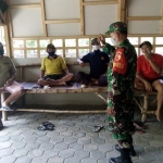 Babinsa Desa Gajah, Kecamatan Sambit, Kabupaten Ponorogo, Serka Paino mengajak warga di desa binaan untuk terus menerapkan protokol kesehatan.