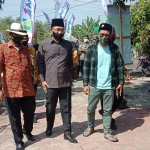 Ketua DPRD Pasuruan H. M. Sudiono Fauzan (tengah) dan Anggota DPRD Saad Muafi (kanan) disambut Kades Hariyono. 