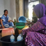 Mbah Jah dibantu 4 karyawan untuk melayani penjualan legen.