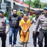 Tersangka penyerangan Pos Lantas Pandaan saat digelandang di Mapolres Pasuruan.