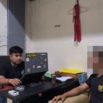 Tersangka saat dimintai keterangan oleh anggota Polres Sampang