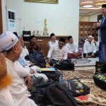  Prof Usep Abdul Matin, MA (Leiden), MA (Duke), Ph.D, saat menyampaikan progres KH Muhammad Yusuf Hasyim dan KH Abbas Abdul Jalil sebagai calon pahlawan nasional dalam buka bersama puasa 1 Muharram 1447 H di kediaman Ning Imah, salah seorang putri Prof Dr KH Asep Saifuddin Chalim, MA, di kawasan PP Amantul Ummah Jalan Siwalankerto Utara Surabaya, Jumat (27/5/2025). Foto: MMA/bangsaonline