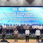 Penyematan pin emas dan pemberian piagam penghargaan kepada pihak yang berperan dalam pencegahan serta penyelesaian tindak pidana pertanahan.