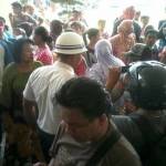 IBU-IBU: Puluhan warga saat nglurug ke pabrik PT KTI karena terganggu getaran mesin tiap malamnya. foto: andi/BANGSAONLINE