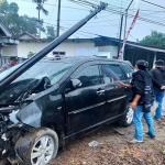 Petugas saat mengevakuasi kecelakaan tunggal di Jalan Raya Desa Ponggok, Kecamatan Ponggok, Kabupaten Blitar. 