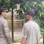 Kapolsek Ngancar, AKP Chandi Kukuh W, saat berada di TKP penemuan tiga mayat. Foto: Ist