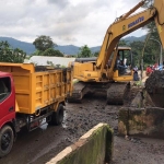 Alat berat saat melakukan pengerukan sungai di Dusun Beru Desa Bumiaji.