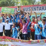 Para pemain PS Ponpes Denanyar Jombang merayakan kemenangan usai menjuarai LSN Regional II Jatim 2017. foto: SYUHUD/ BANGSAONLINE