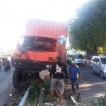 Kondisi truk fuso usai menabrak tiang PJU di jalan raya Tanggulangin, SIdoarjo.