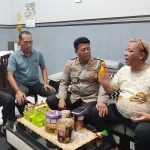 Kapolsek Mojowarno, AKP Tri Sula melakukan klarifikasi dengan Kades Mojoduwur, Imam Baihaqi