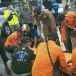 Evakuasi korban kecelakaan di Jalan Ciliwung, Surabaya. Wanita yang menjadi korban dinyatakan meninggal. Foto: Dok. BPBD Linmas Kota Surabaya 
