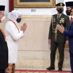 Gubernur Khofifah Indar Parawansa saat menerima Penghargaan Bintang Mahaputra Utama dari Presiden Joko Widodo di Istana Bogor, Rabu (11/11/2020). foto: ist.