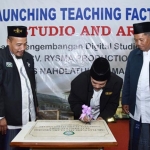 TANDA TANGAN PRASASTI: Plt. Bupati Nur Ahmad didampingi Ketua PCNU Sidoarjo meresmikan Studio Art SMK Plus NU, Rabu (15/1). foto: ist
