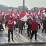 Pj Wali Kota Mojokerto Ali Kuncoro berbaur dengan ribuan ASN kibarkan merah putih.