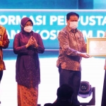Gubernur Jawa Timur, Khofifah Indar Parawansa, saat menerima penghargaan Nugra Jasa Dharma Pustaloka.