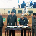 Penandatanganan Nota Kesepatan hasil Rapat Paripurna. Foto: Hendro Suhartono/BANGSAONLINE