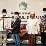 Gus Barra menerima penghargaan dari Forkom Jurnalis Nahdliyin disaksikan KH Asep Saifuddin Chalim dan Suwandy Firdaus, Anggota DPRD Jatim. foto: istimewa