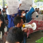 Aksi para buruh PT Gunawan Fajar saat demo di depan kantor dewan. 