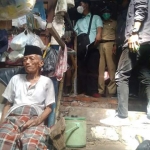 Mansyur Tjipto, kakek berusia 87 tahun, warga RT 1 RW 2 kelurahan Tandes Surabaya. foto: nanang/ bangsaonline.com