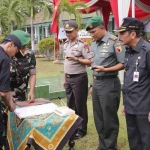 Wabup Moh. Qosim, Kapolres AKBP Boro Windu Danandito, dan Dandim 0817 Letkol Kav. Widodo Pujianto dalam apel kebersamaan. foto: syuhud/bangsaonline