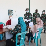 Kasrem 081/DSJ Madiun saat melihat langsung pelaksanaan vaksinasi di GOR Ngawi.