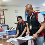 Kasi Pidsus Kejaksaan Negeri Nganjuk, Rizky Raditya Eka Putra bersama tim penyidik saat memeriksa dokumen  yang diduga berkaitan dengan perkara