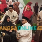 Calon Bupati Kediri nomor urut 2, Hanindhito Himawan Pramana, saat berbincang dengan Pengasuh Pondok Pesantren Al-Badrul Falah, Ploso, Nyai Lailatul Badriyah. Foto: MUJI HARJITA/BANGSAONLINE