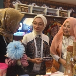Wali Kota Kediri Vinanda Prameswati (tengah) saat meninjau stand UMKM. (Ist). 
