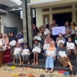 Penyerahan bantuan paket sembako kepada Perkumpulan Petani Hortikultura Ronggolawe dalam Program TJSL BRI Tuban.