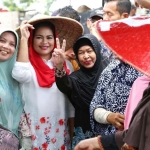 Puti Guntur Soekarno saat berfoto bersama ibu-ibu dalam satu acara.