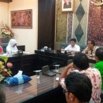 Pimpinan DPRD Jatim, Kusnadi (kemeja putih), dan Anggota Komisi E, Agatha Retnosari, saat menerima pengaduan dari tenaga honorer di DPRD Jatim. foto: DIDI ROSADI/ BANGSAONLINE